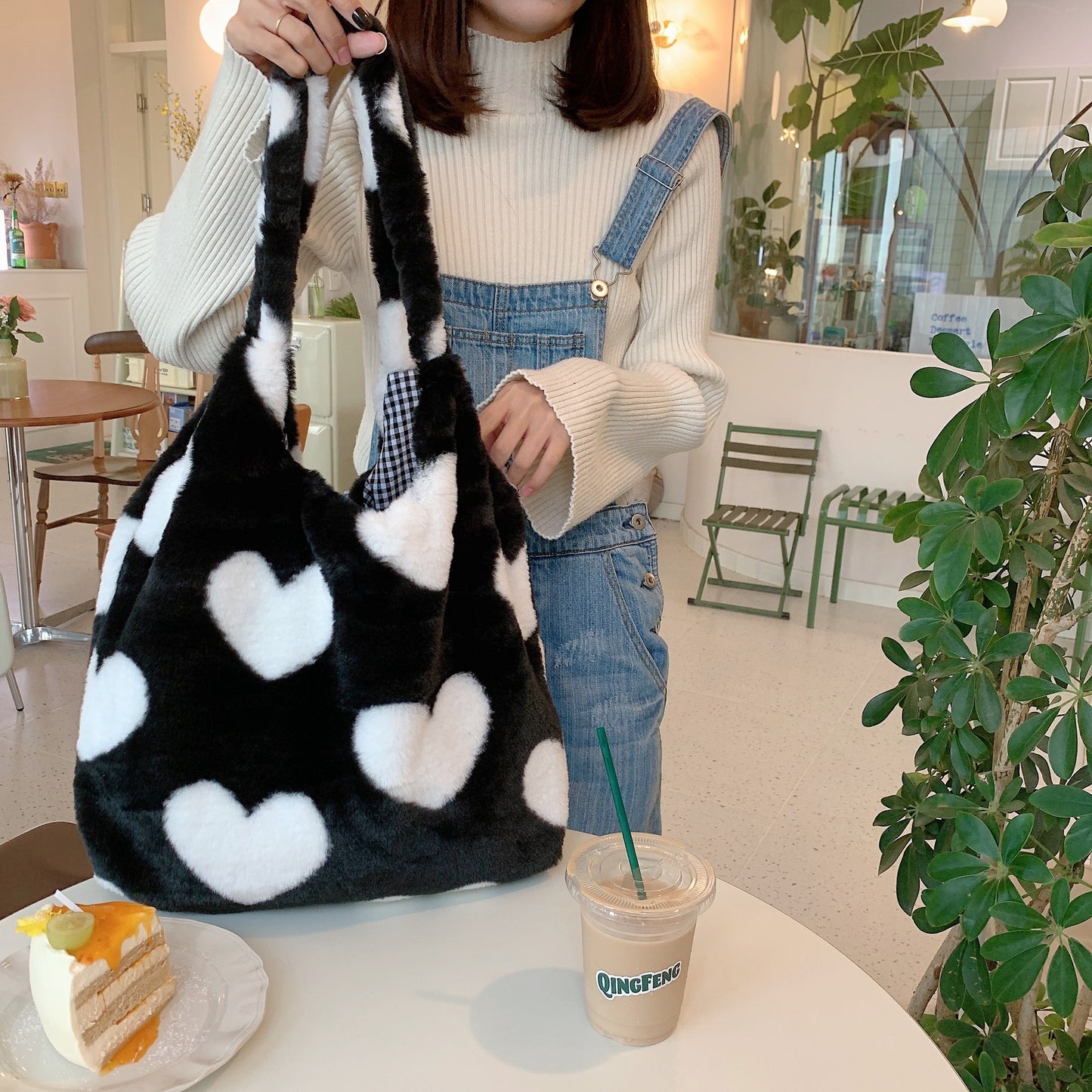 Love heart double-sided shoulder bag in black and white, stylish and cozy for everyday use