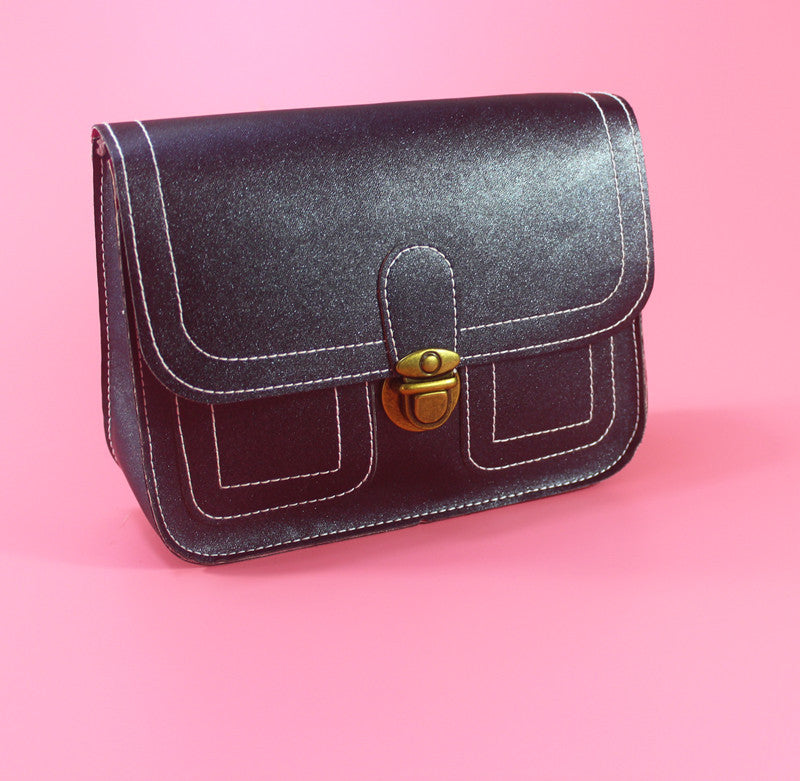 Box of Pandora retro buckle shoulder bag with a shiny black finish and stylish stitching