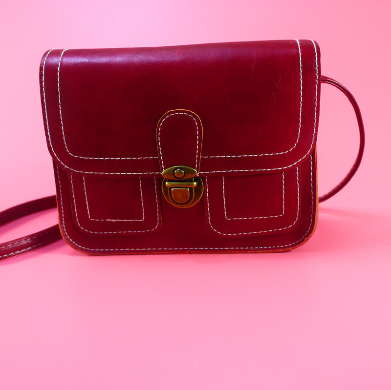 Retro buckle shoulder bag in red leather with a classic design and adjustable strap