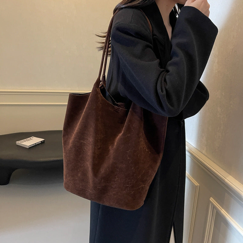 Retro women's shoulder bag in brown fabric, stylish for everyday use and casual outings